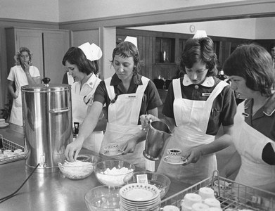 828054 Afbeelding van enkele verpleegsters aan de balie in het personeelsrestaurant van het Diakonessenhuis ...